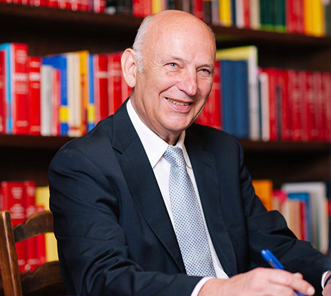 Bild von Dr. Peter Gatternig in seiner Kanzlei