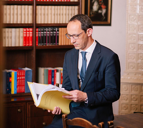 Mag. Karl Gatternig beim Lesen von Unterlagen in seiner Kanzlei
