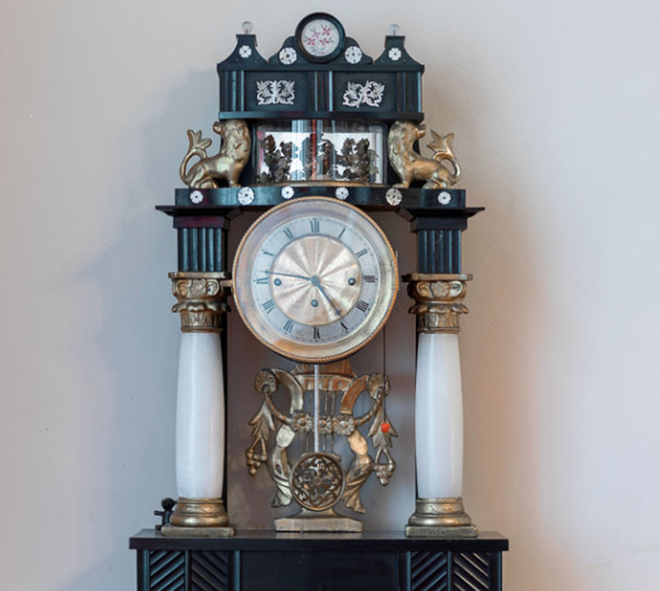 Detailaufnahme einer Standuhr in den Kanzlei-Räumlichkeiten